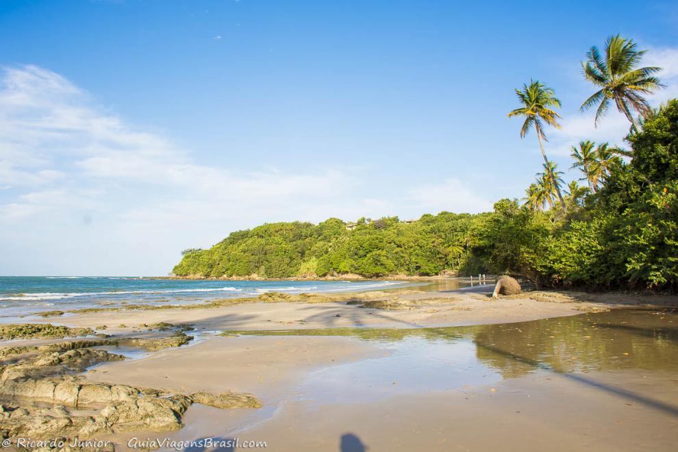 Imagem das águas transparentes da piscina natural da Praia da Boca da Barra.